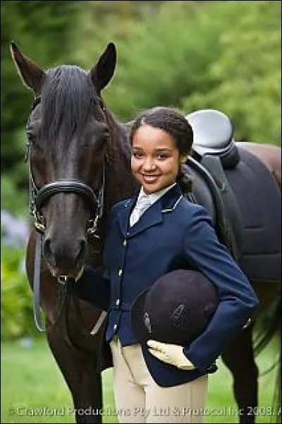 Comment s'appelle la nouvelle qui vient d'arriver au Pin creux et qui devient amie avec Veronica ?