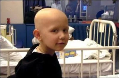 Ce jeune garçon souffre :