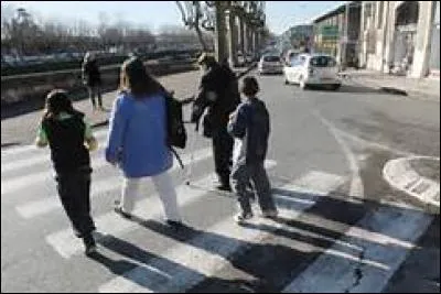 Il existe deux mani&egrave;res d'exprimer 'un passage pi&eacute;ton' en anglais et en am&eacute;ricain. Quelles sont les bonnes ?