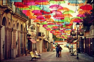 Tous les ans, durant le mois de juillet, la ville d'Águeda se pare de centaines de parapluies multicolores. Dans quel pays se trouve cette ville ?