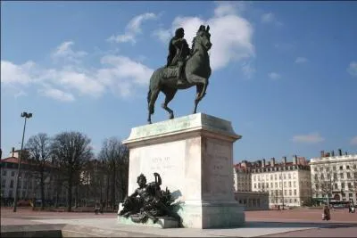 Sur quelle place pouvons-nous trouver cette statue ?