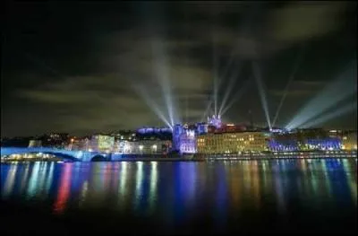 Comment s'appelle la grande fête lyonnaise qui attire plusieurs millions de visiteurs chaque année ?