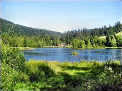 Quel pays a comme surnom : le pays des Mille Lacs ?