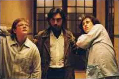 Pourquoi ces deux élèves se font surprendre par le pion pendant la nuit ?