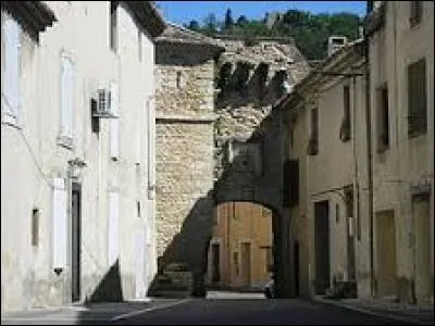 Nous déambulons dans les rues de Mondragon. Ville azuréenne de l'arrondissement d'Avignon, elle se trouve dans le département ...