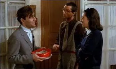 "D" comme "doubichous". Dans le film "Le père Noël est une ordure", ces fameuses pâtisseries sont gracieusement apportées par M. Prescovic. L'une des étapes de leur fabrication consiste à les rouler ...