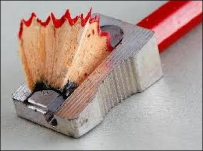 Ma mine de crayon s'est cassée, je vais prendre mon/ma...