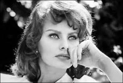 Dans le film "Hier, aujourd'hui et demain" de Vittorio De Sica, sorti en 1963, quelle scène de Sophia Loren est restée célèbre ?