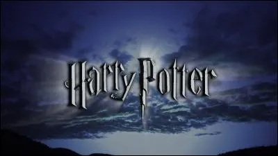 Deuxième pays : Monde magique d'Harry Potter.
Voici une petite question pour les Potterhead (dont je fais partie !)... 
Isalie et moi, nous promenons dans Pré-au-lard. Nous voyons alors un jeune sorcier qui pratique la magie. Nous nous demandons s'il en a le droit. À quelle âge est-ce que les sorciers deviennent majeurs ?