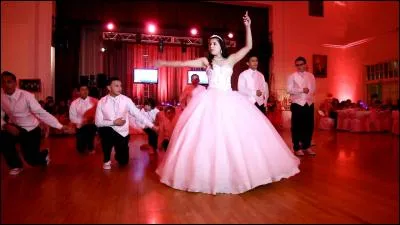 Quatrième pays : Mexique/Cuba
Nous sommes maitenant transportées dans une danse dynamique exécutée par une jeune fille de 15 ans et d'autres danseurs. Isalie réalise enfin que nous sommes en plein milieu d'une Quinceañera. Mais que signifie cette fête pour les Mexicains et les Cubains ?