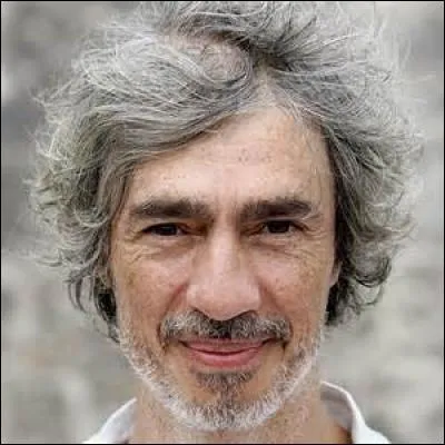 Benoit766 a abandonné son livre de maths pour t'offrir une photo de ton chanteur préféré :