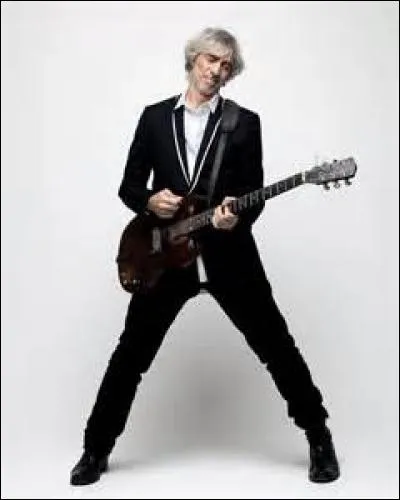 Louis Bertignac est même venu t'offrir son instrument de musique :