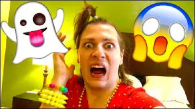 Dans sa vid&eacute;o "Ma chambre est hant&eacute;e", Nad&egrave;ge croit que sa chambre d'h&ocirc;tel est hant&eacute;e car...