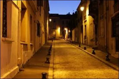 Nous passons dans cette ru___.