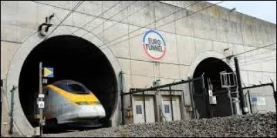 Le tunn___ sous la Manche relit le sud-est du Royaume-Uni et le nord de la France.