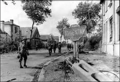 Sur quelles plages arrivent les forces anglaises et canadiennes ?