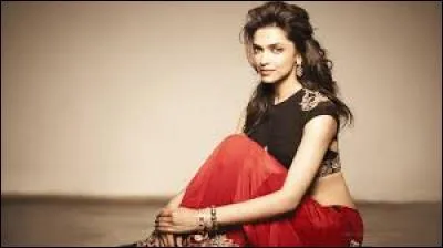 Cette femme est mod___ photo.