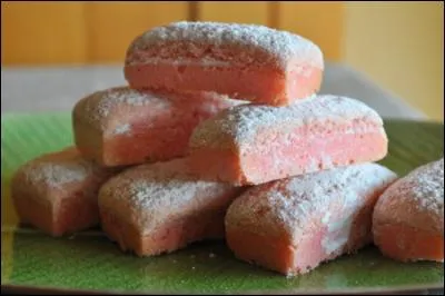 Quelle ville française associe-t-on au biscuit rose ?