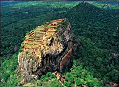 Pourquoi Sigiryia est surnommée "le rocher du Lion" ?