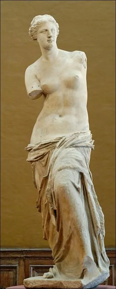 La "Vénus de Milo", conservée au Louvre, est nommée ainsi car elle représenterait Aphrodite (Vénus) et a été découverte sur l'île de...
