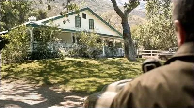 Dans la saison 4, qui Scott et sa meute cherchent-ils dans les bois ?