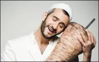 Quel est le nom du kebab où travaille Adam ?