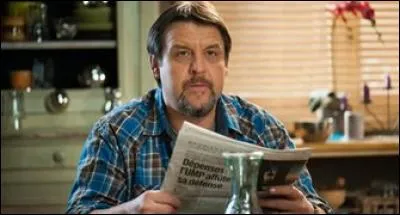 Où le père d'Adam travaille-t-il ?