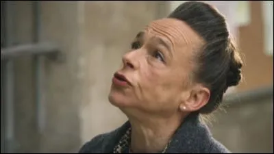 Comment s'appelle la directrice du lycée d'Adam ?