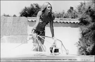 Dans les années 60, Saint-Tropez devient aussi le symbole du glamour sexy avec :