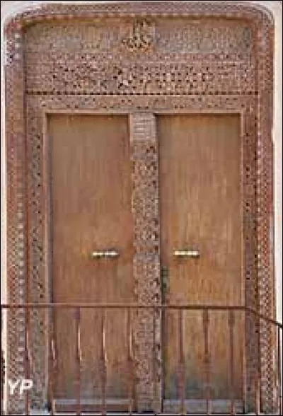 Dans la ville, on peut retrouver des portes en bois et des têtes mauresques qui témoignent ...