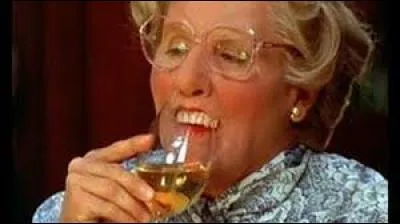 Qu'a fait tomber Mme Doubtfire dans le verre à champagne au restaurant, quand sa femme a découvert que c'est Daniel ?