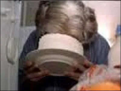 Un moment, l'assistante sociale qui vient pour surveiller Daniel qui est chez lui, mais malheur Daniel a perdu le masque en plastique. Que met-il sur son visage pour ne pas qu'on le reconnaisse?