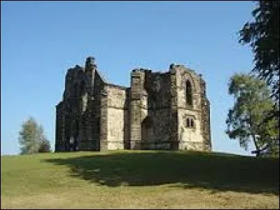Voici les ruines de la chapelle du Mont-Gargan, &agrave; Saint-Gilles-les-For&ecirc;ts. Petit village Haut-Viennois de 46 habitants, il se situe dans l'ancienne r&eacute;gion ...