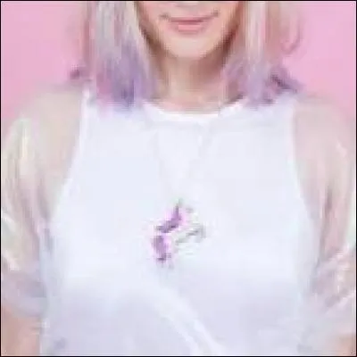 Dans sa vidéo "Les femmes et l'humour", quelle blague raconte-t-elle à ses amis ?