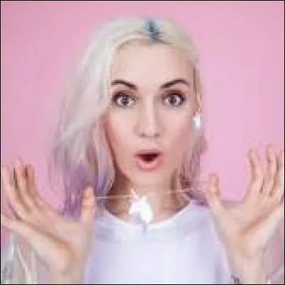 Dans quelle vidéo Natoo porte-t-elle une combinaison de ski ?