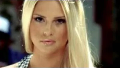 Combien de vues son clip "Bella" a-t-il eues sur YouTube ?