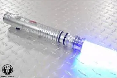 Ce sabre laser bleu clair est à :