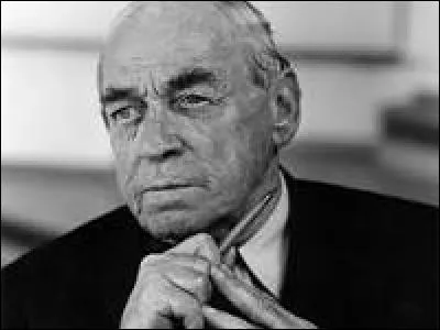 Architecte finlandais, adepte de l'architecture organique. Il aime le bois et la brique.