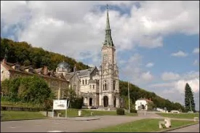 Je vous propose une balade dans la patrie de Jeanne-d'Arc, à Domrémy-la-Pucelle. Dans ce village de Lorraine, dans la vallée de la Meuse, nous découvrirons entre autre la Basilique du Bois-Chênu (sur l'image) ou la maison de natale de Jeanne-d'Arc. Pour ce faire, nous devons nous rendre dans le département ...