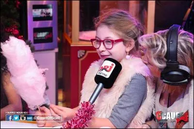 Lequel des enfants Hanouna a-t-il pris dans ses bras ?