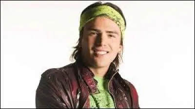 Alejandro (Alexandre) est le petit ami de :