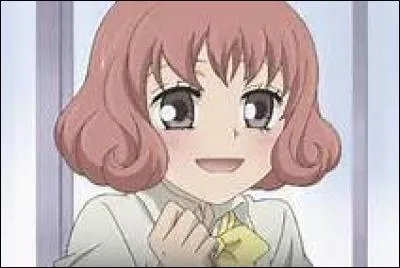 Qui est l'amie du personnage principal avec des cheveux roses ?