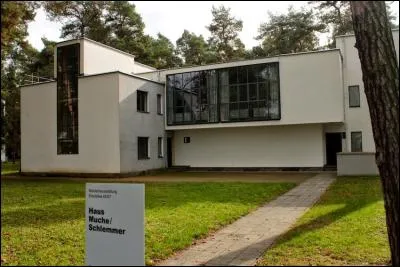 Qui a con&ccedil;u la maison de ma&icirc;tres, Bauhaus ?