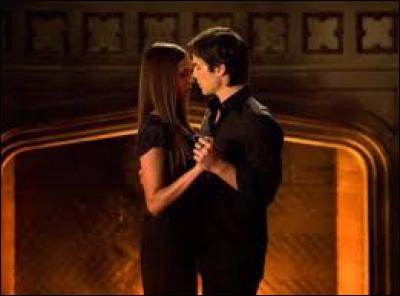 Dans quelle saison Damon et Elena sont-ils ensemble ?
