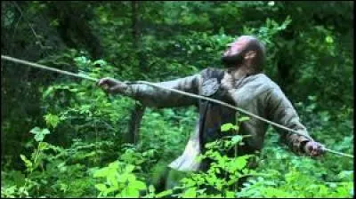 Dans l'épisode "La corde", comment Calogrenant "traduit-il" les propos d'Arthur lorsque celui-ci dit : "Mais j'en ai rien à foutre, il se lève, on avance !" ?