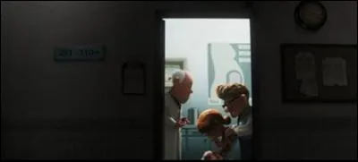 Dans "Là-haut", un personnage occupe deux postes ! Il s'agit du gynécologue, qui occupe aussi la place de...