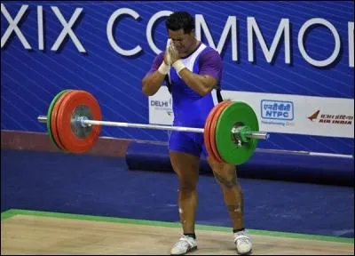 Ce monsieur semble réussir un exploit rien qu'en priant tel un :