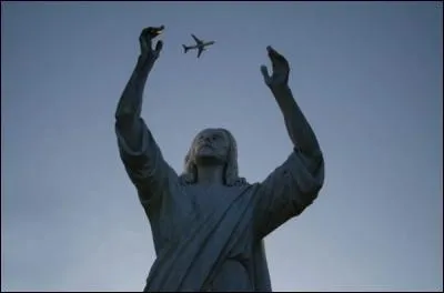 Quel objet tente d'attraper ce bel avion ?