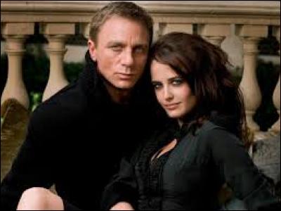 Quelle James Bond girl est à l'affiche du film "Casino Royale" aux côtés de Daniel Craig, en 2006 ?