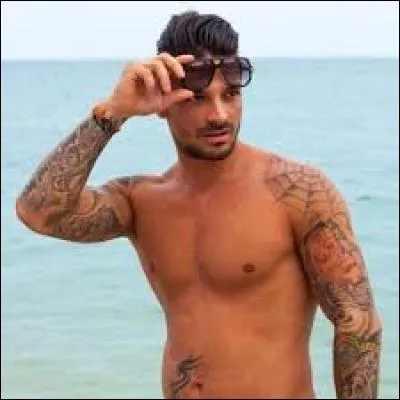 Avec qui Julien est-il actuellement en couple ?